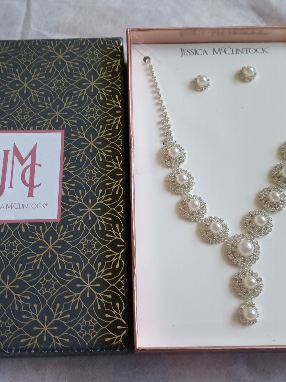 JESSICA MCCLINTOCK PEARL & RHINESTONE NECKLACE AND STUD SET